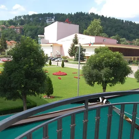 Family Familia Treavna