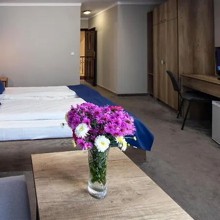 Family Familia 3* Treavna